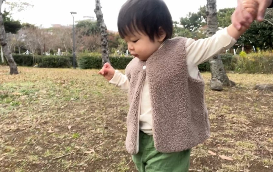 아기 혼자 걸음마